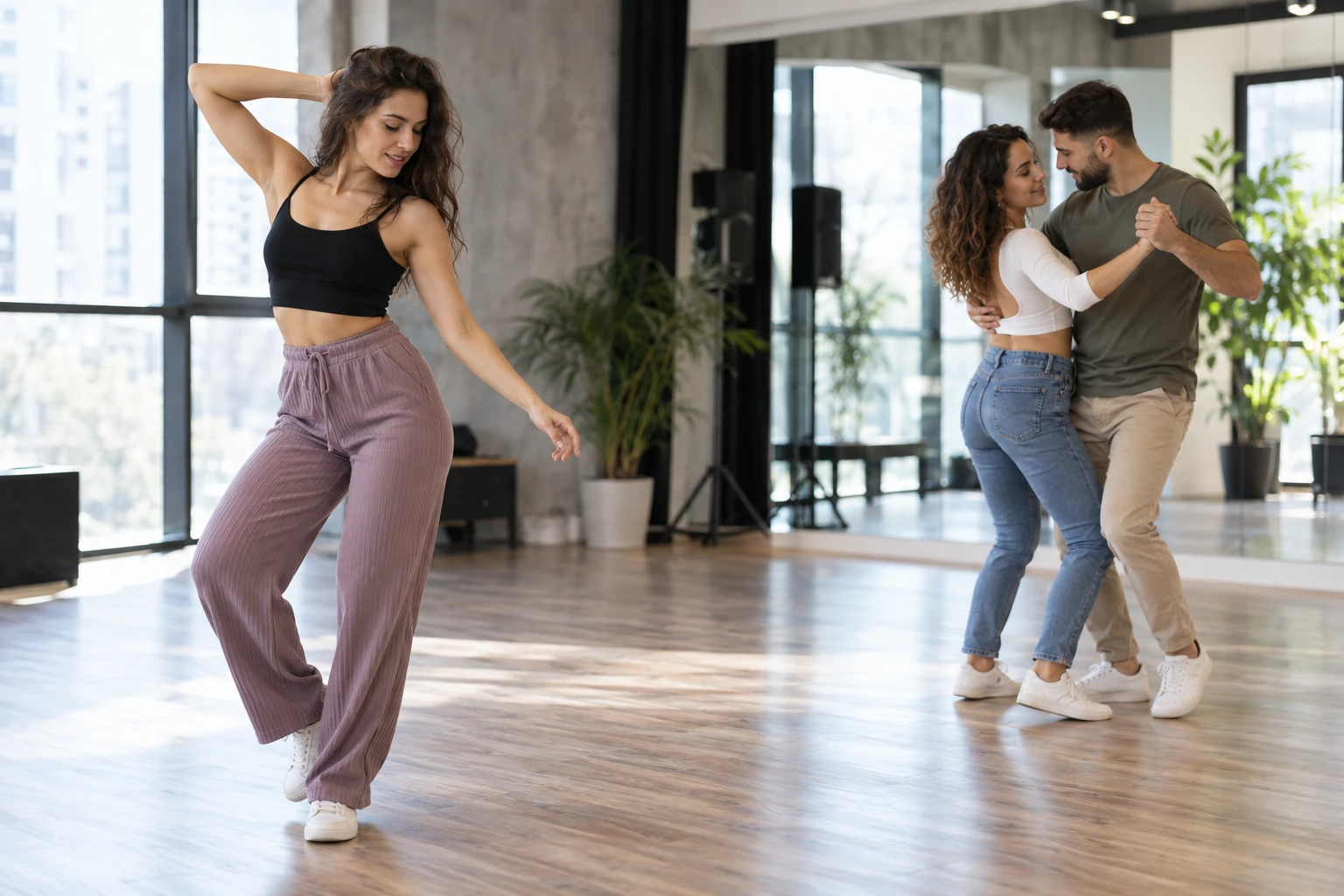 Ćwiczenie bachaty solo i taniec w parze w sali tanecznej